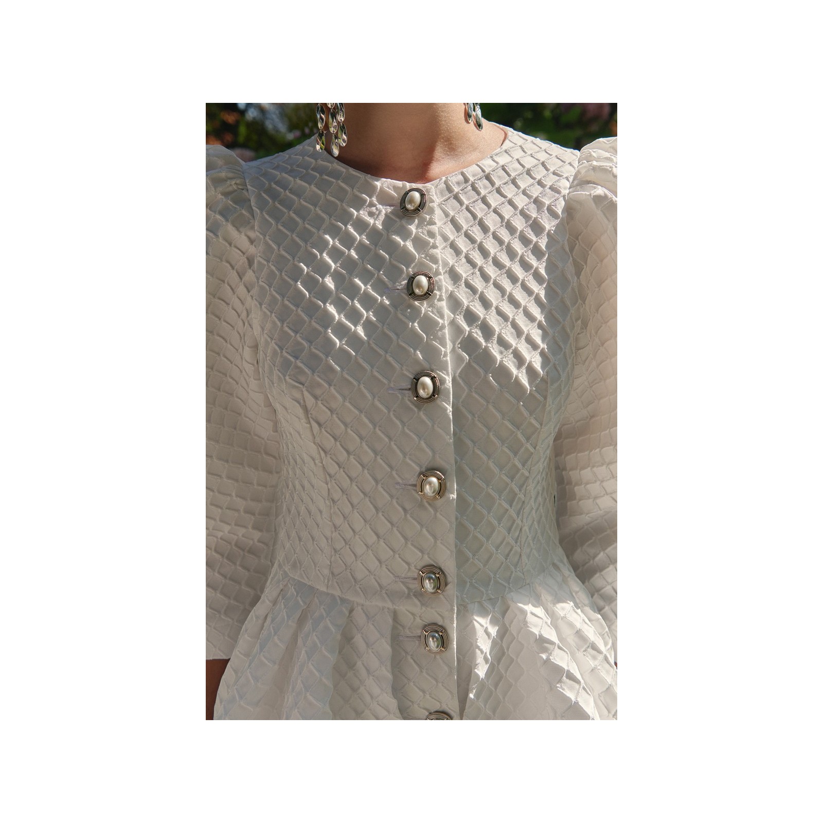vestido brocado blanco con peplum manga abullonada de novia civil