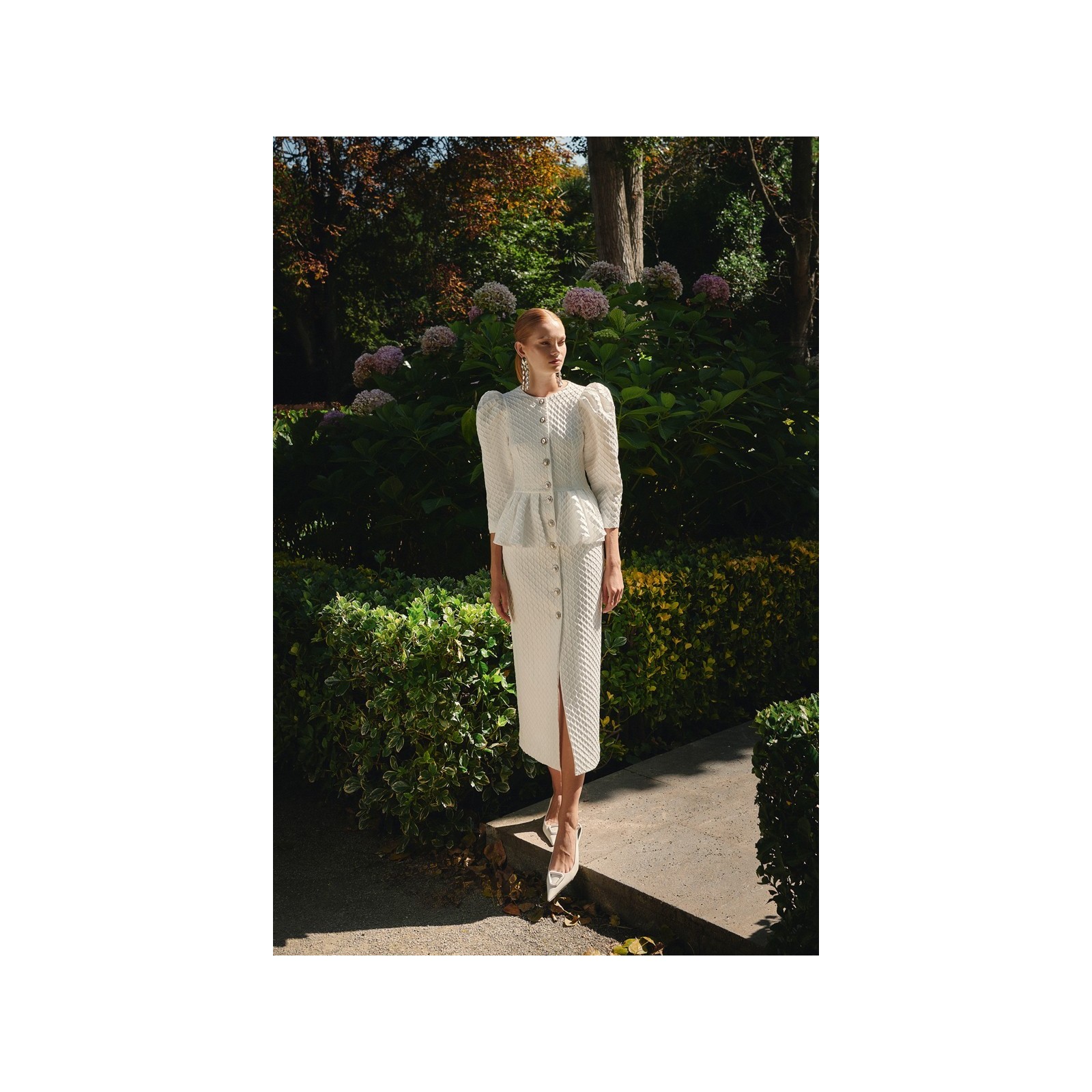 vestido brocado blanco con peplum manga abullonada de novia civil
