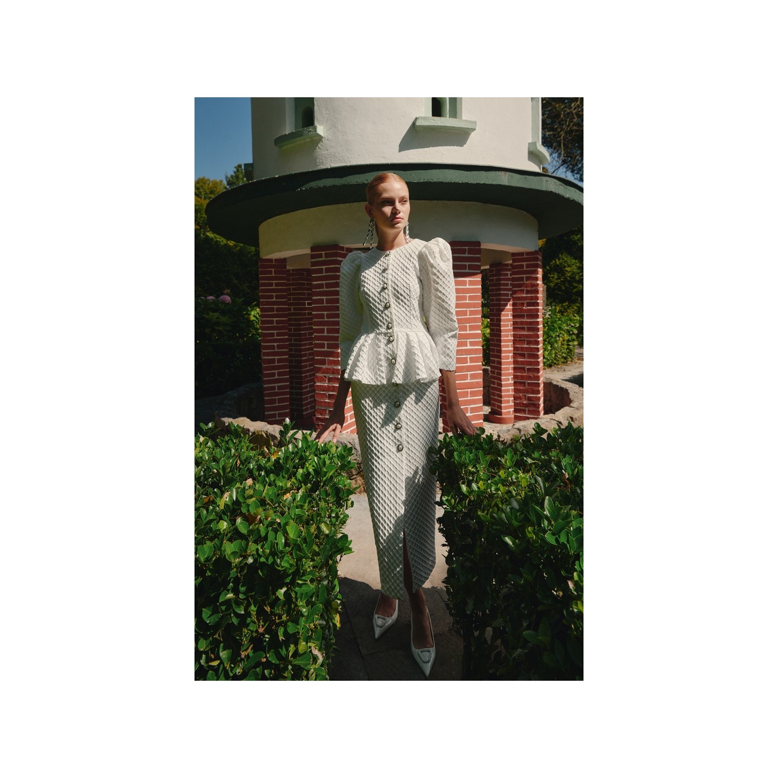 vestido brocado blanco con peplum manga abullonada de novia civil