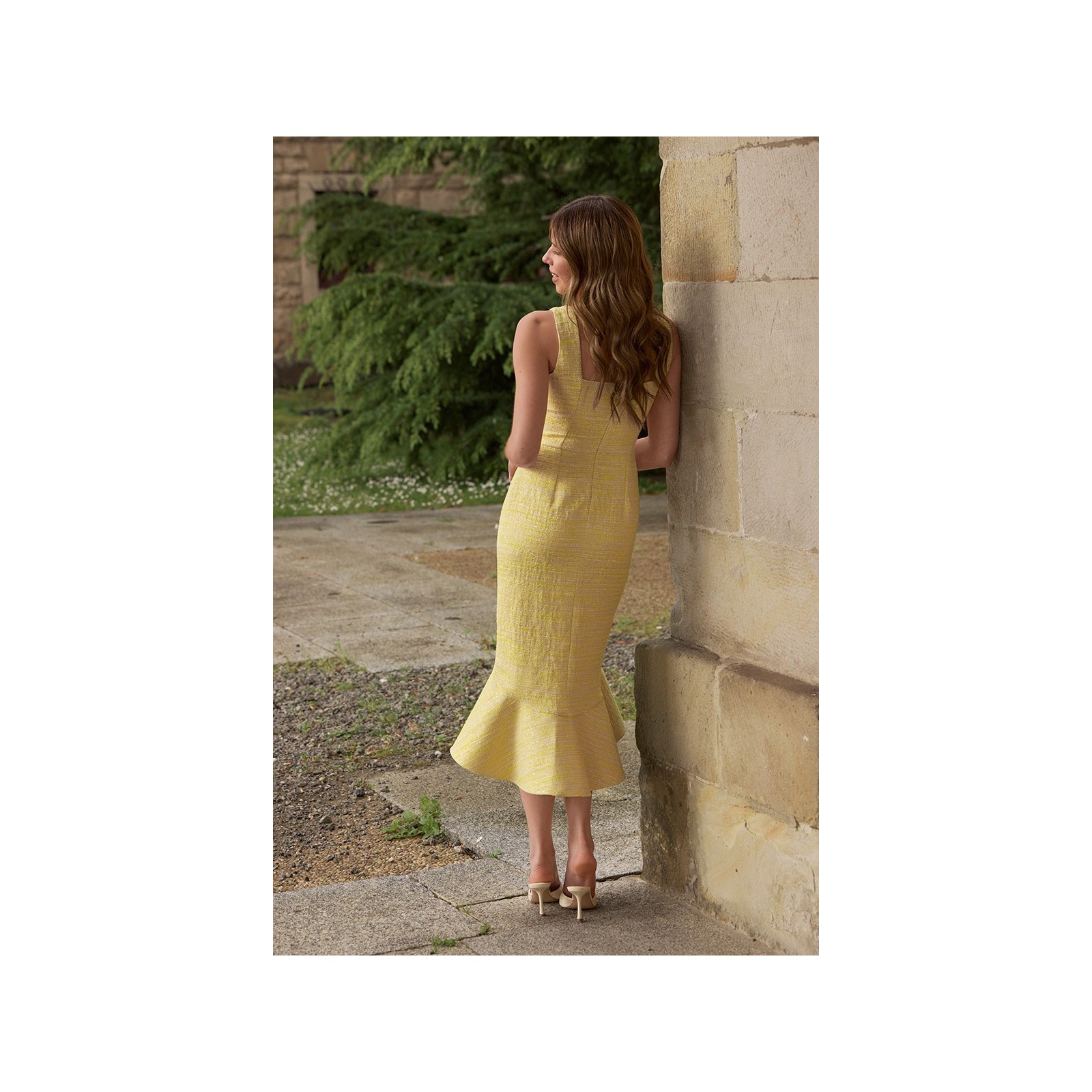 Vestido de fiesta de tweed amarillo con volante en bajo