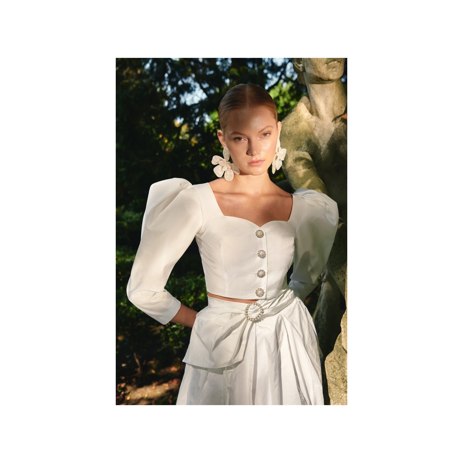 Top joya de tafetan blanco con manga abullonanda