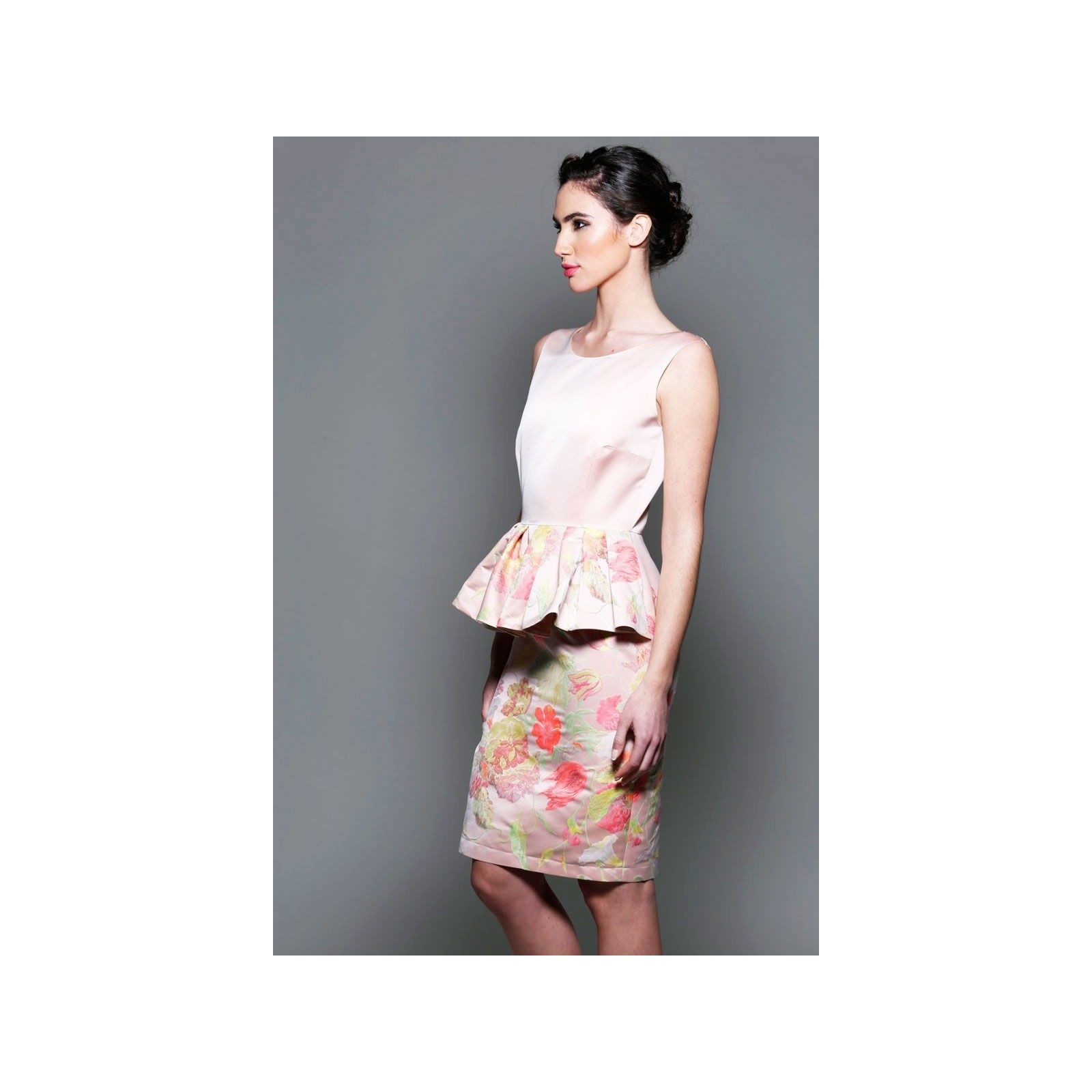 vestido de fiesta estampado flores con volante peplum y pelo
