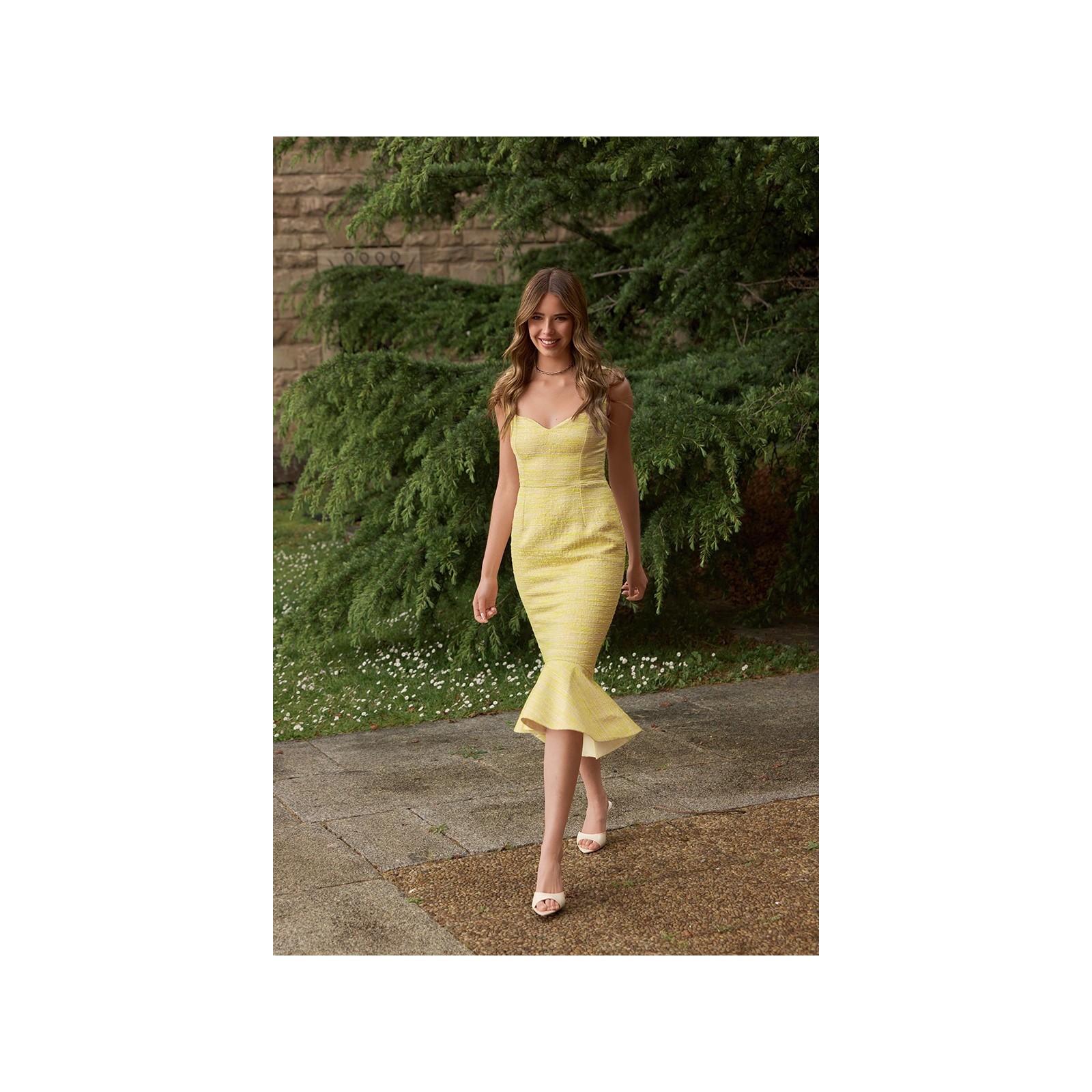 Vestido de fiesta de tweed amarillo con volante en bajo
