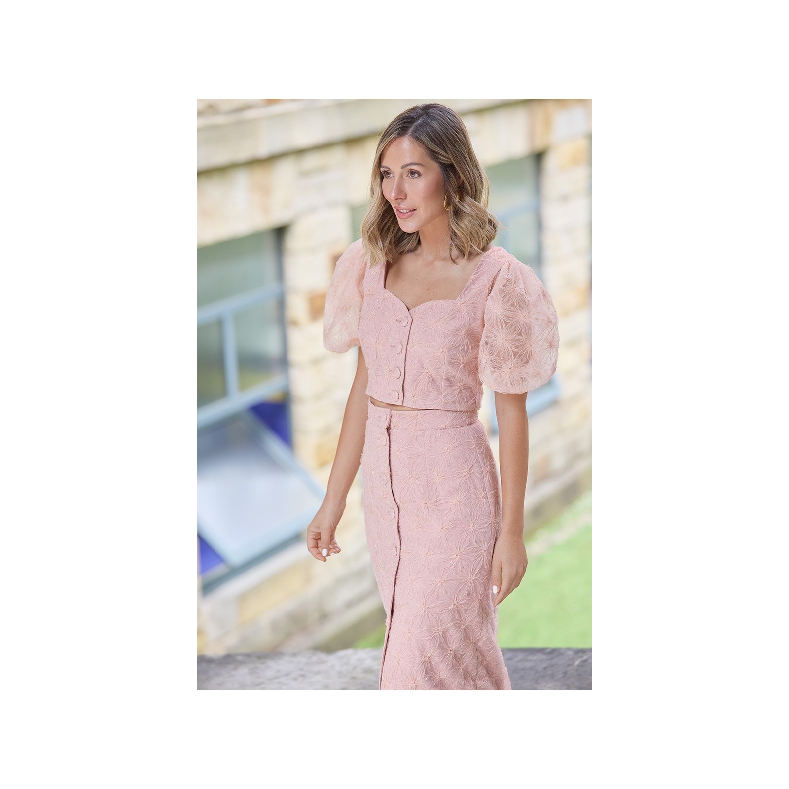 Top en tul rosa con flores bordadas con manga abullonada