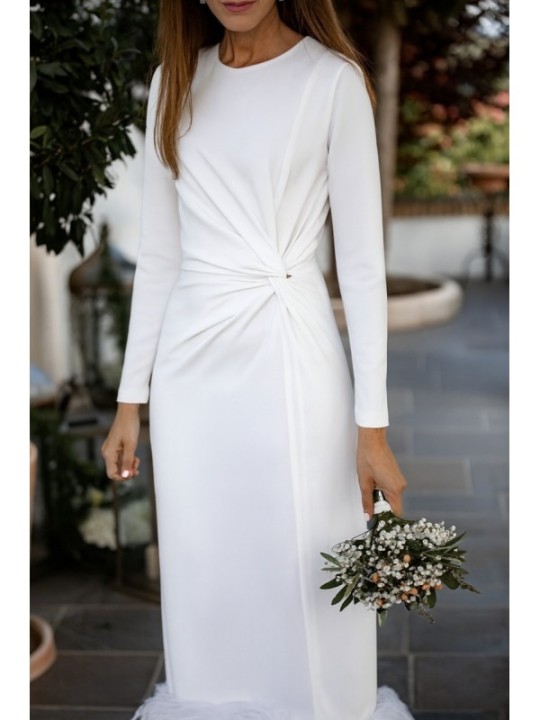 Vestido blanco midi fruncido en la cintura con pluma en el bajo Denisse