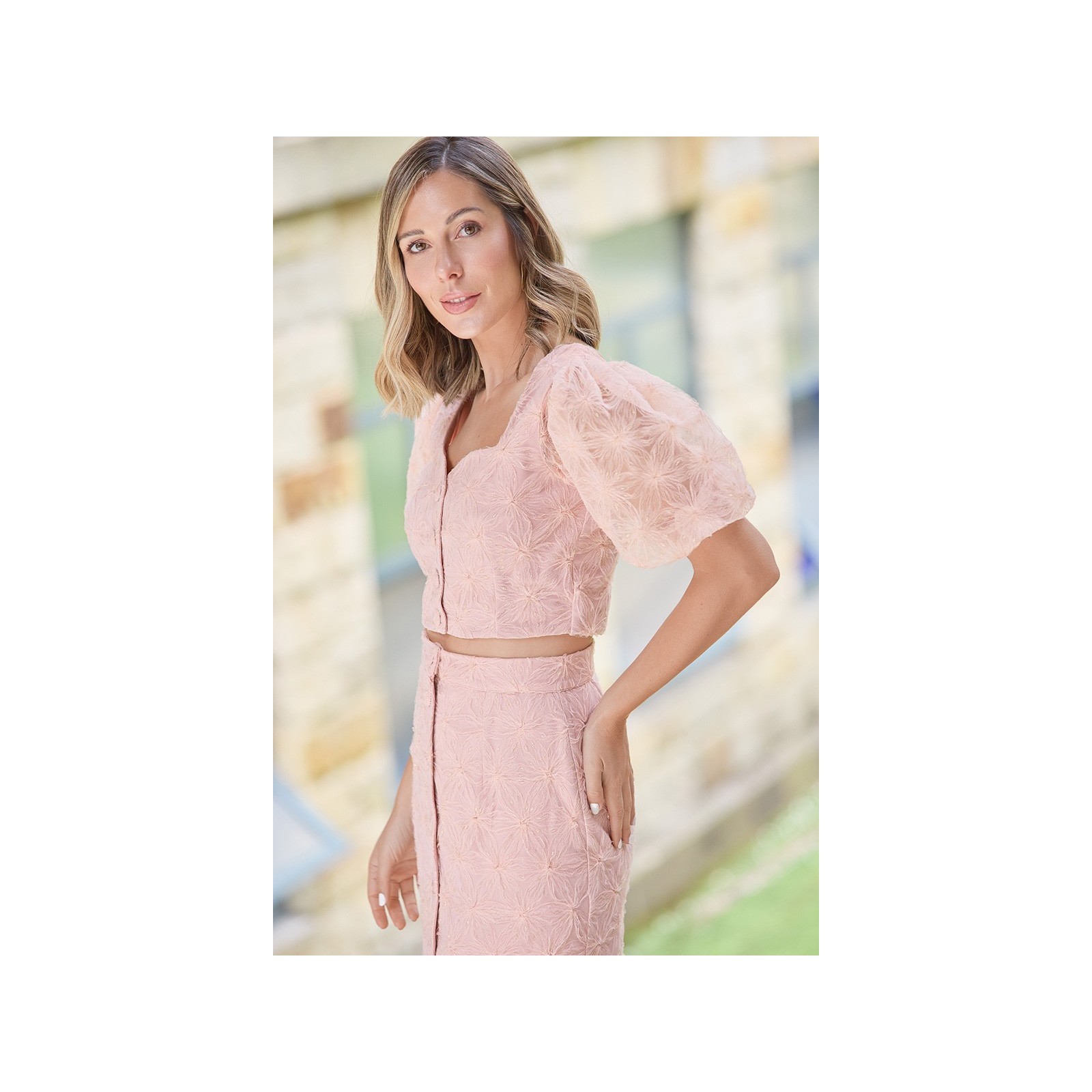 Top en tul rosa con flores bordadas con manga abullonada