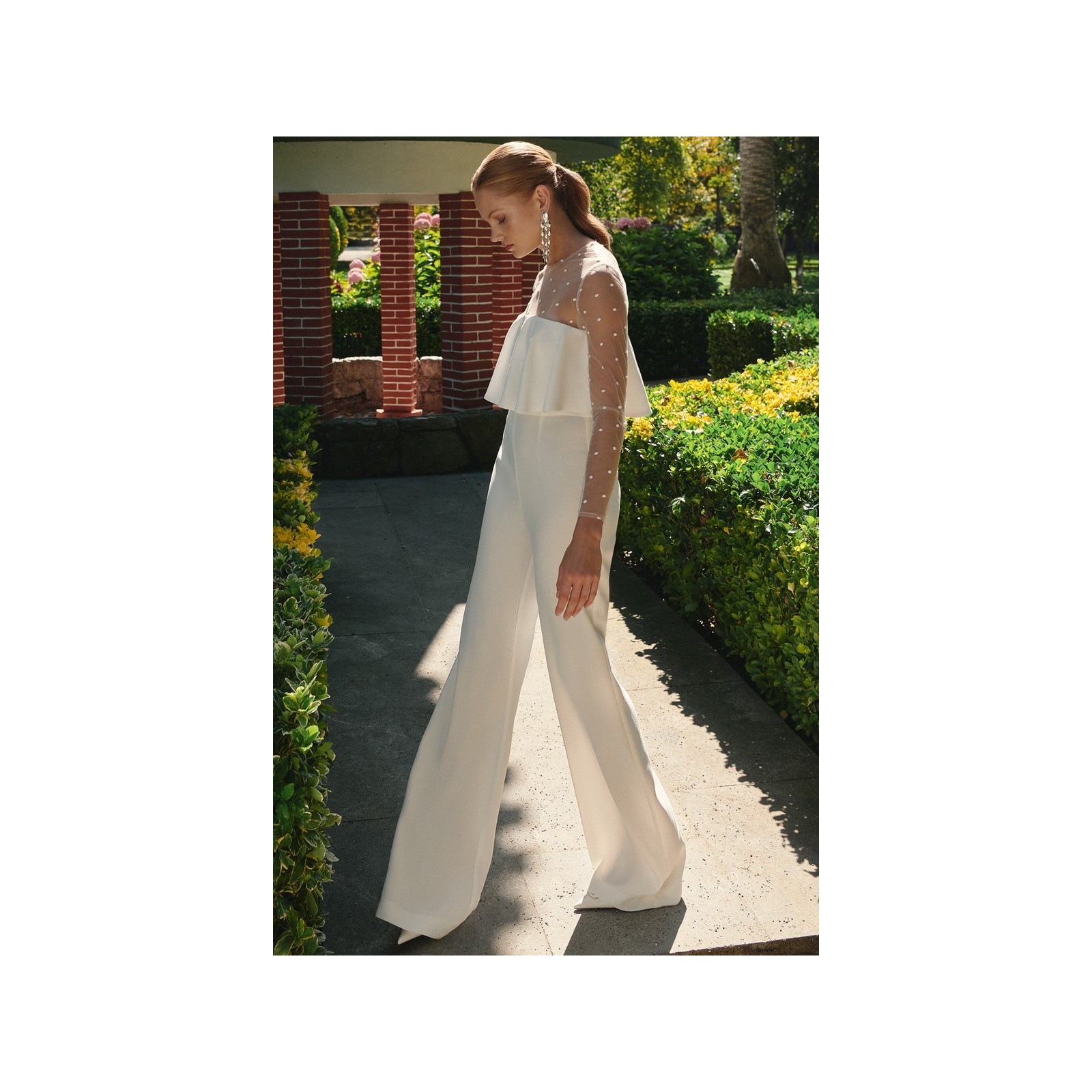 mono blanco de novia con cuerpo plumetti